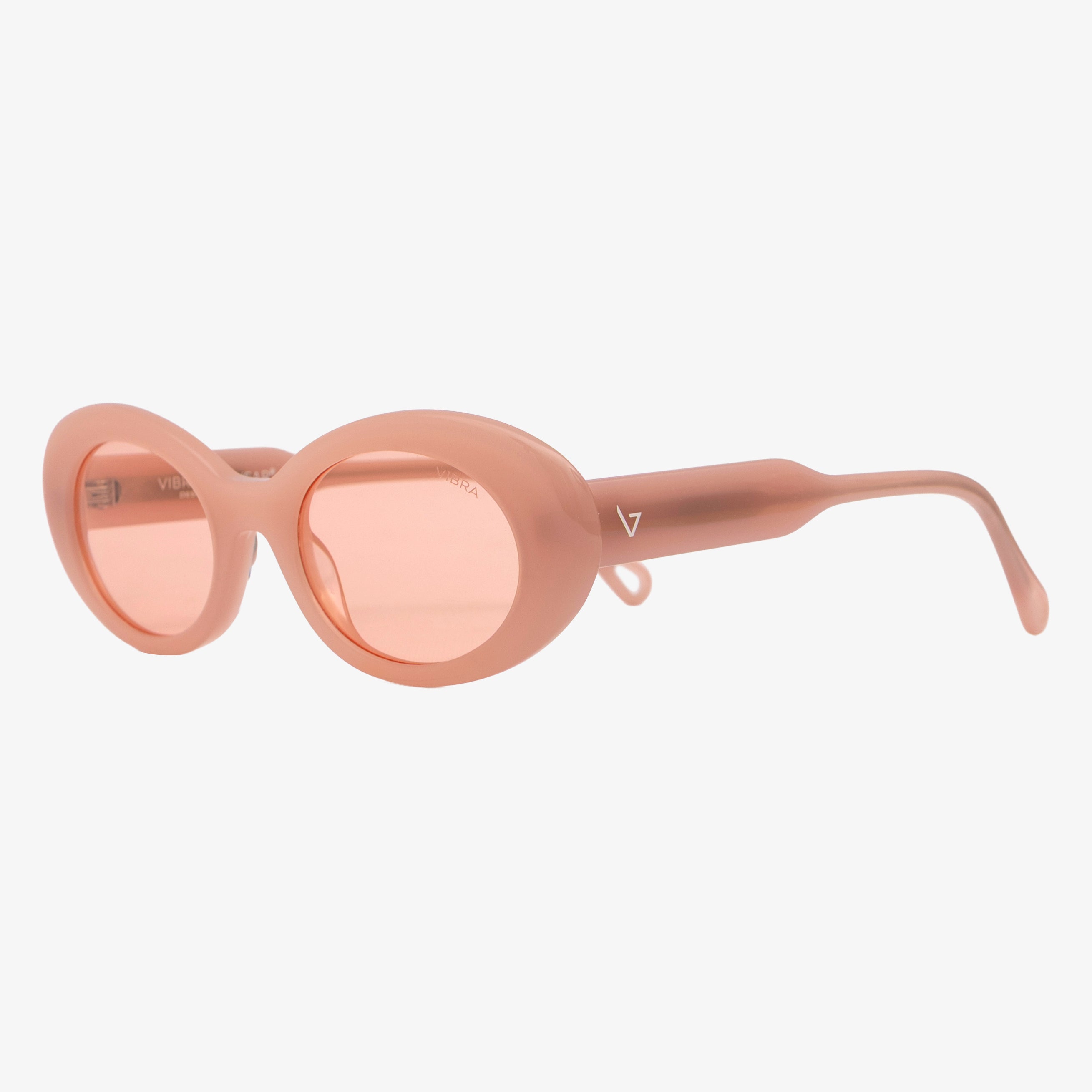 Occhiali da sole KIKI, montatura rosa latte, lenti rosa, vista a tre quarti