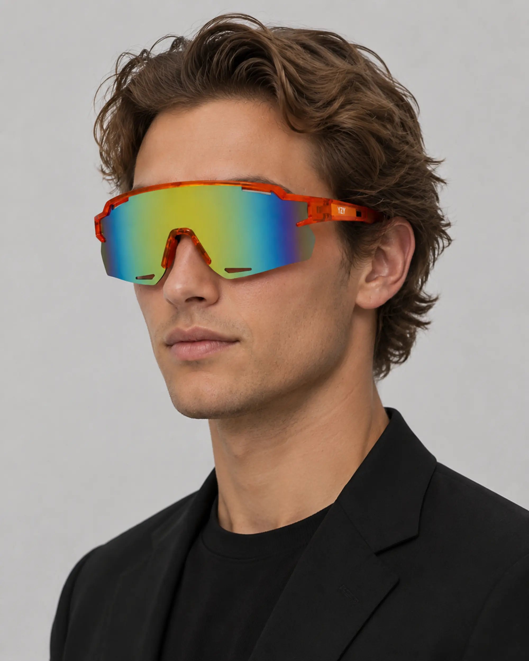 Occhiali da sole SOHO YZY indossati da uomo su sfondo grigio neutro