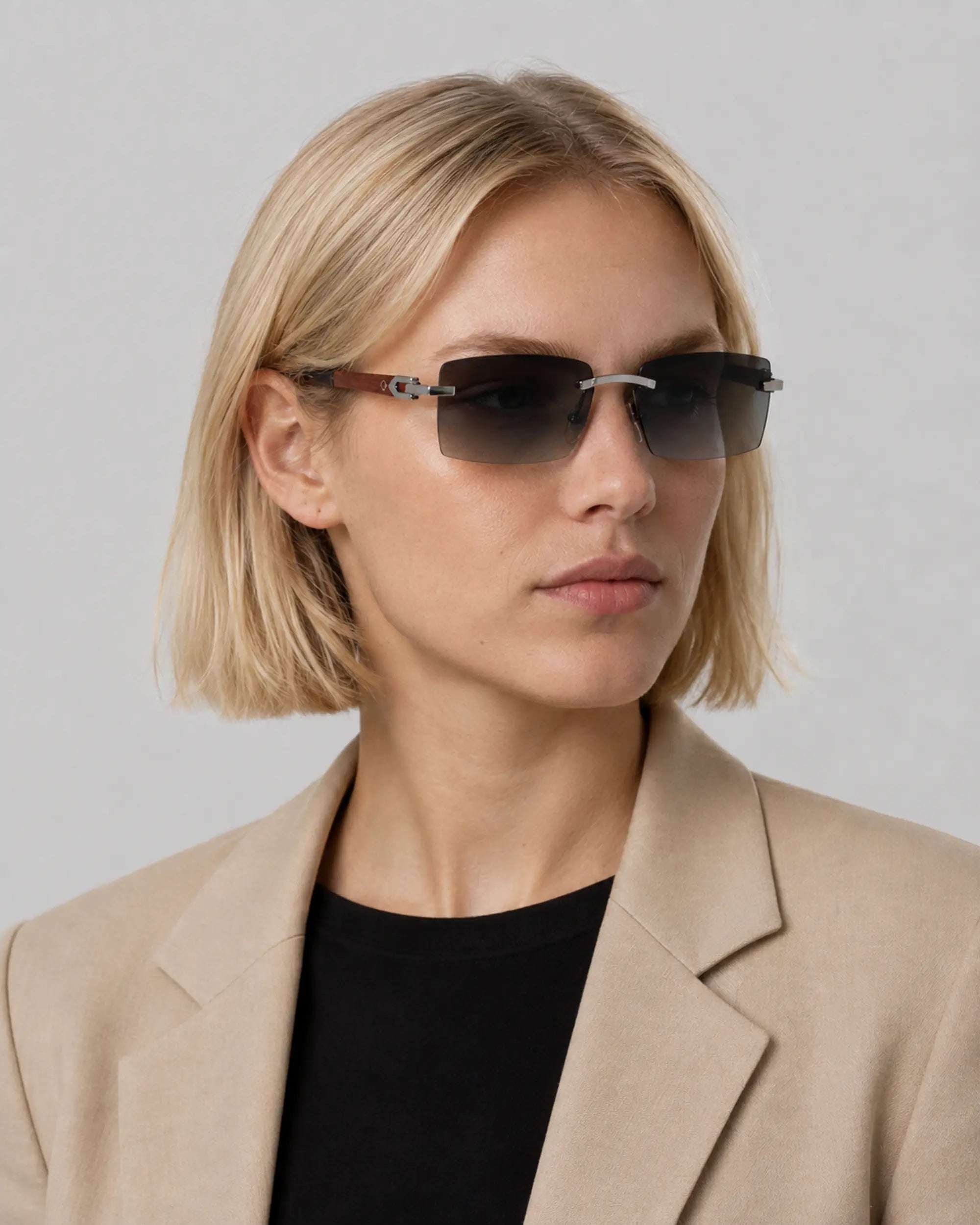 Occhiali da sole BALI indossati da donna su sfondo grigio neutro