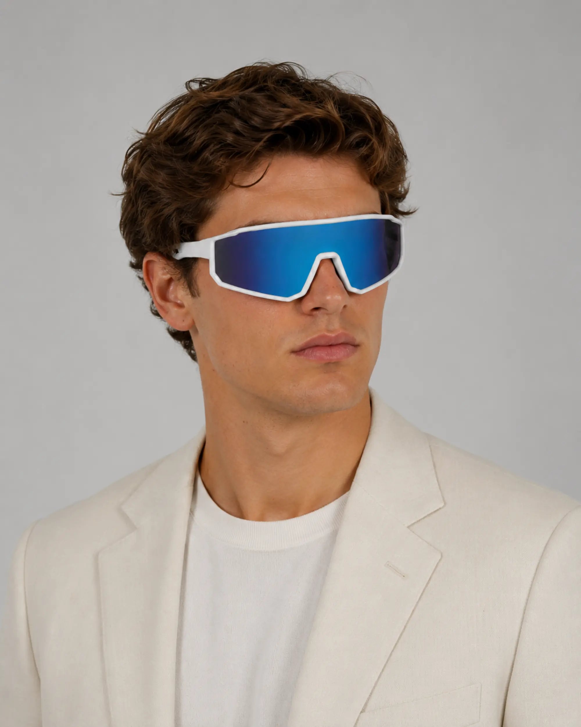 Occhiali da sole TOKYO YZY indossati da uomo su sfondo grigio neutro